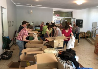 Fleißige Helfer packen an um Sachspenden zu verschicken