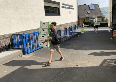 Sachspenden für Hilfstransporte werden an der Grundschule in Rhens gesammelt