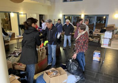 Sachspenden werden für den Weitertransport vorbereitet