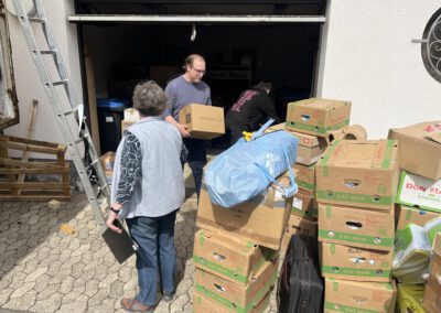 Hilfsgüter werden von freiwilligen Spendern und Helfern verpackt