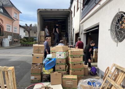 Hilfsgüter werden gesammelt und für den Weitertransport in die Ukraine verpackt